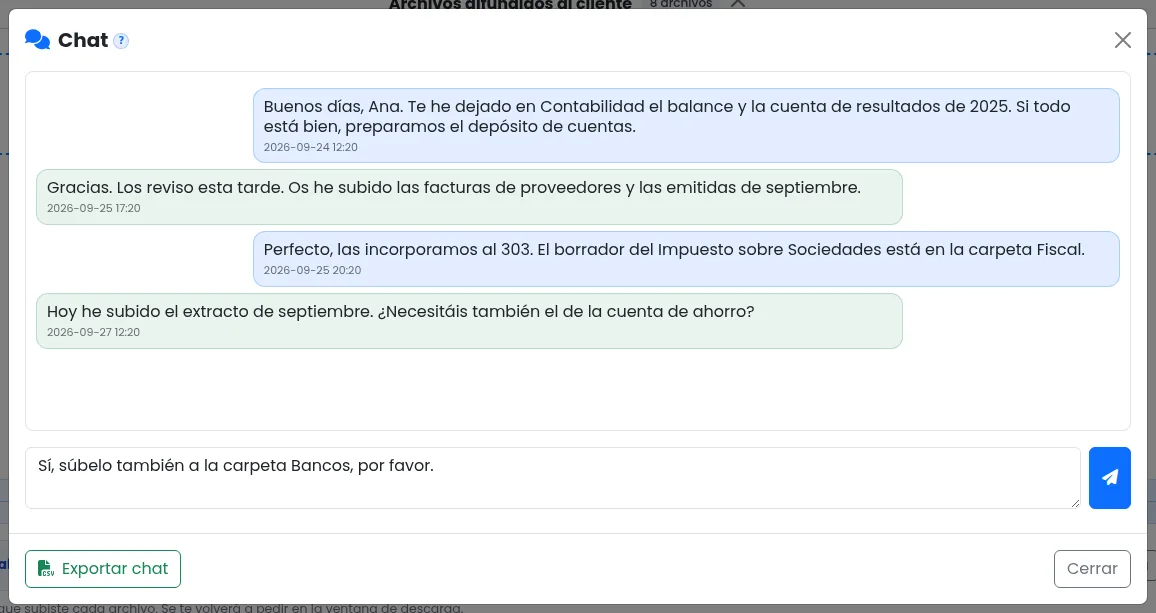 Chat de DataRoomConnect entre el asesor y su cliente, con mensajes fechados y el botón Exportar chat