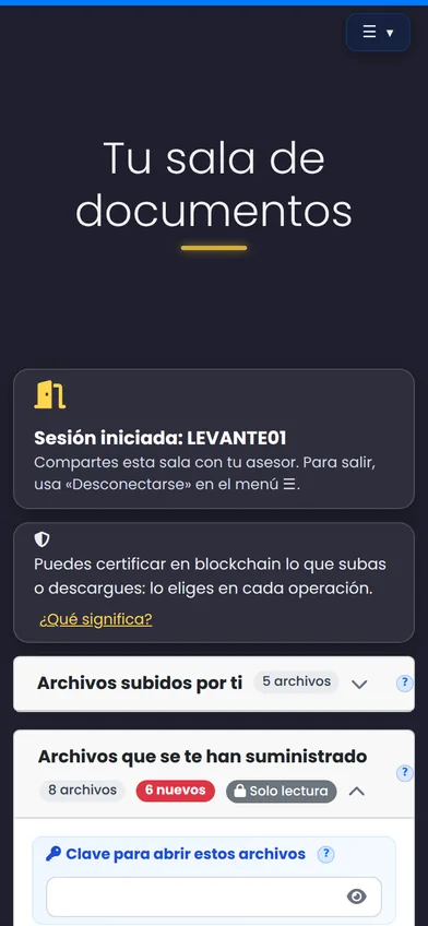 Vista del cliente de DataRoomConnect en un móvil: su sala de documentos con la sesión iniciada, el aviso de certificación y los paneles de archivos