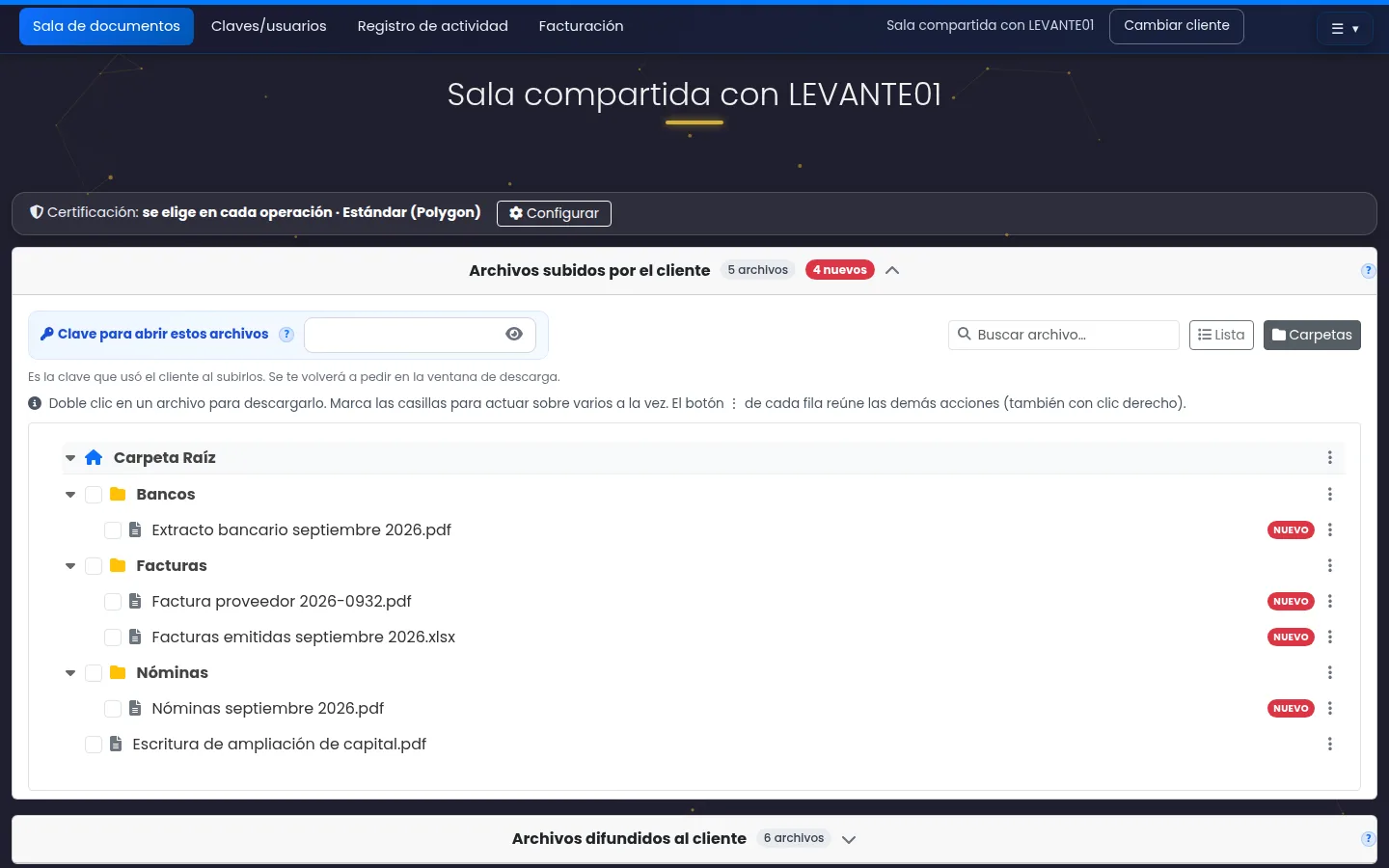 Sala de documentos de DataRoomConnect: panel de archivos subidos por el cliente, organizados en carpetas y con marcas de novedad, bajo la línea de certificación en Polygon