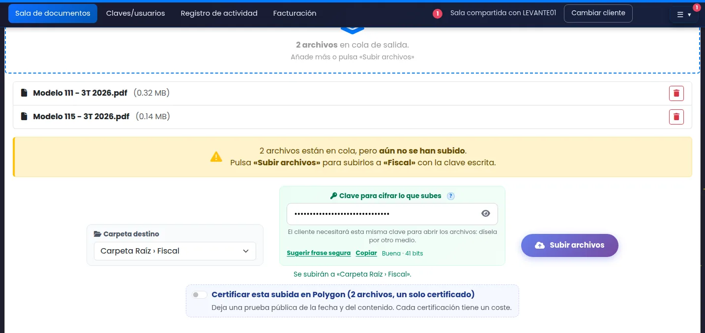 Subida de dos archivos en DataRoomConnect: carpeta destino, clave de cifrado con su fortaleza e interruptor para certificar la subida en Polygon con un solo certificado